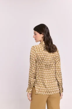 Camisa estampada cuello camisero