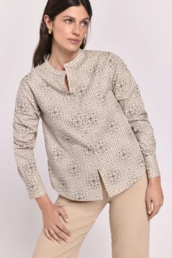 Camisa estampada cuello mao