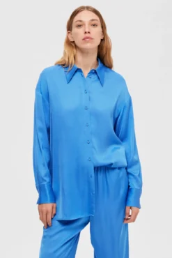 Camisa holgada satinada confeccionada con Lenzing ECOVERO