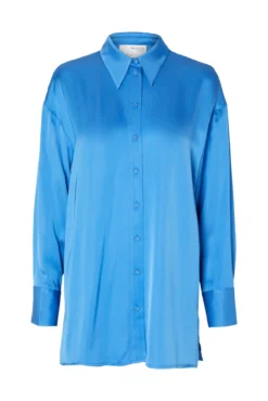 Camisa holgada satinada confeccionada con Lenzing ECOVERO
