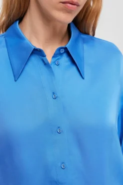 Camisa holgada satinada confeccionada con Lenzing ECOVERO
