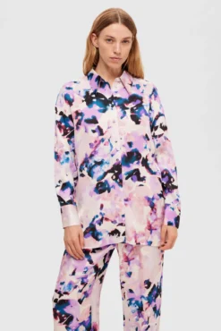 Camisa larga satinada con print confeccionada con Lenzing ECOVERO