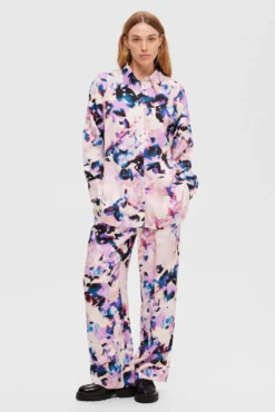 Camisa larga satinada con print confeccionada con Lenzing ECOVERO