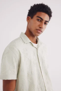 Camisa manga corta bordada al tono