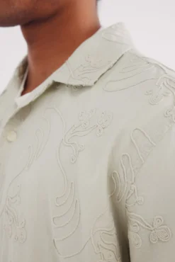 Camisa manga corta bordada al tono
