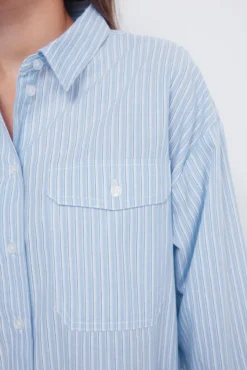 Camisa oversized bolsillo parche