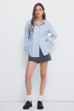 Camisa oversized bolsillo parche