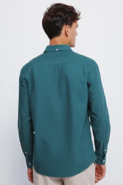 Camisa oxford tinte en prenda