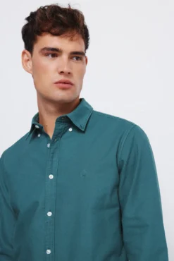 Camisa oxford tinte en prenda