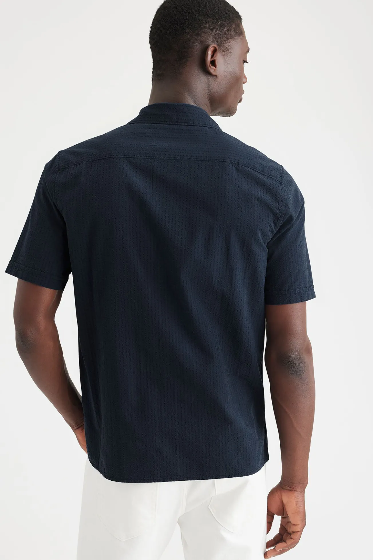 Camisa regular fit cuello acampanado