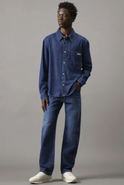 Camisa vaquera de manga larga.