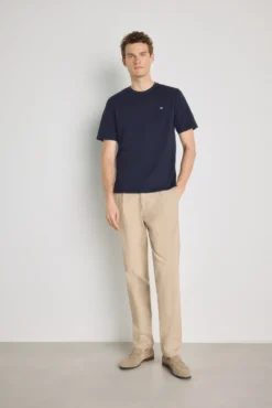 Camiseta básica con logo bordado