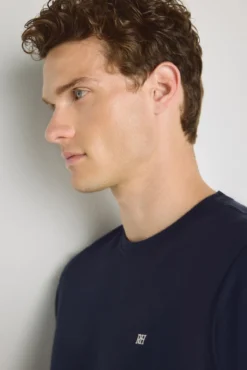 Camiseta básica con logo bordado