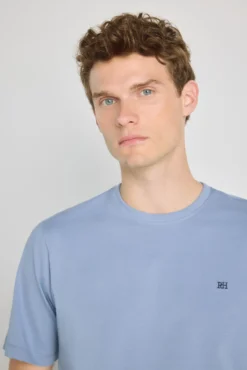 Camiseta básica con logo bordado