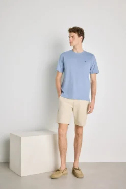 Camiseta básica con logo bordado