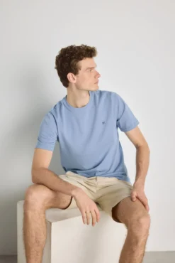 Camiseta básica con logo bordado