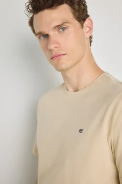 Camiseta básica con logo bordado