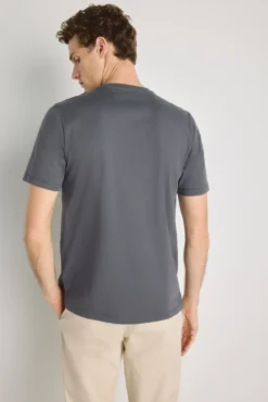 Camiseta básica con logo bordado