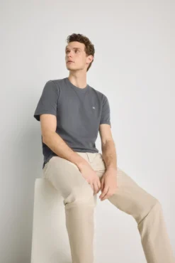 Camiseta básica con logo bordado
