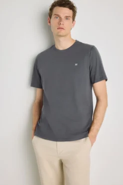 Camiseta básica con logo bordado