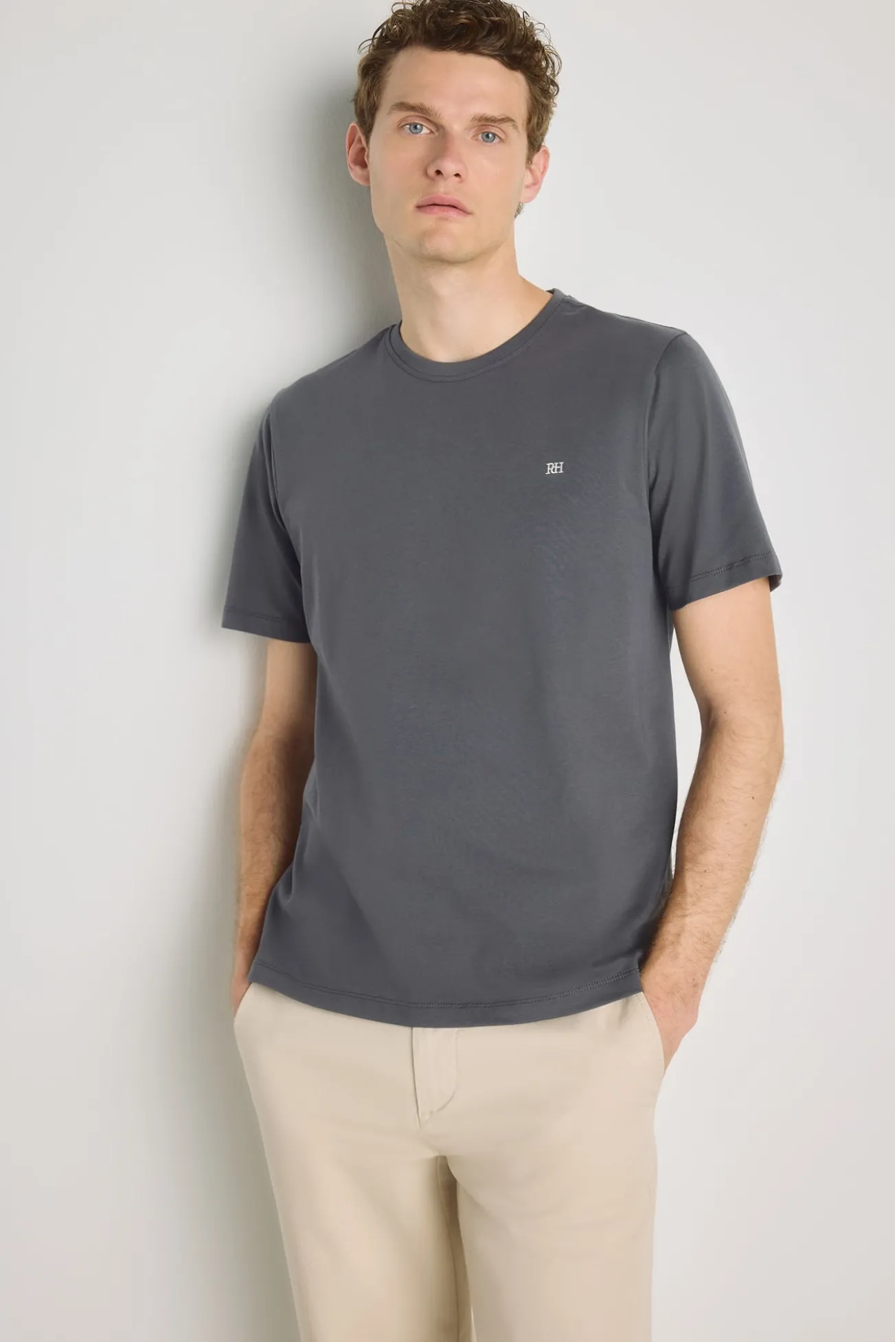Camiseta básica con logo bordado