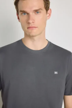 Camiseta básica con logo bordado