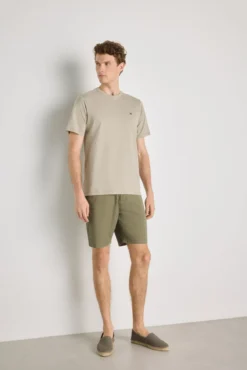 Camiseta básica con logo bordado