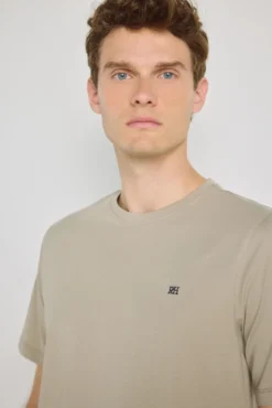 Camiseta básica con logo bordado