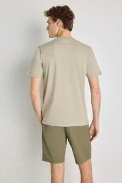 Camiseta básica con logo bordado