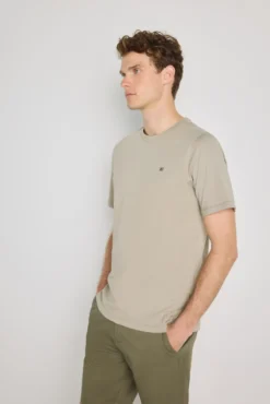 Camiseta básica con logo bordado