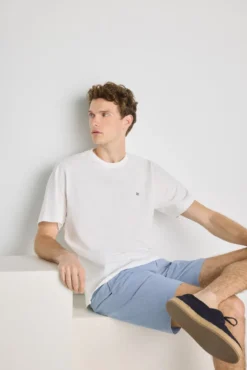 Camiseta básica con logo bordado