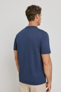 Camiseta básica con logo bordado