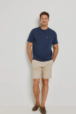 Camiseta básica con logo bordado