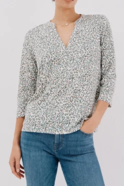 Camiseta básica escote mão