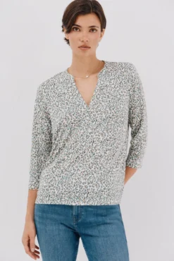 Camiseta básica escote mão