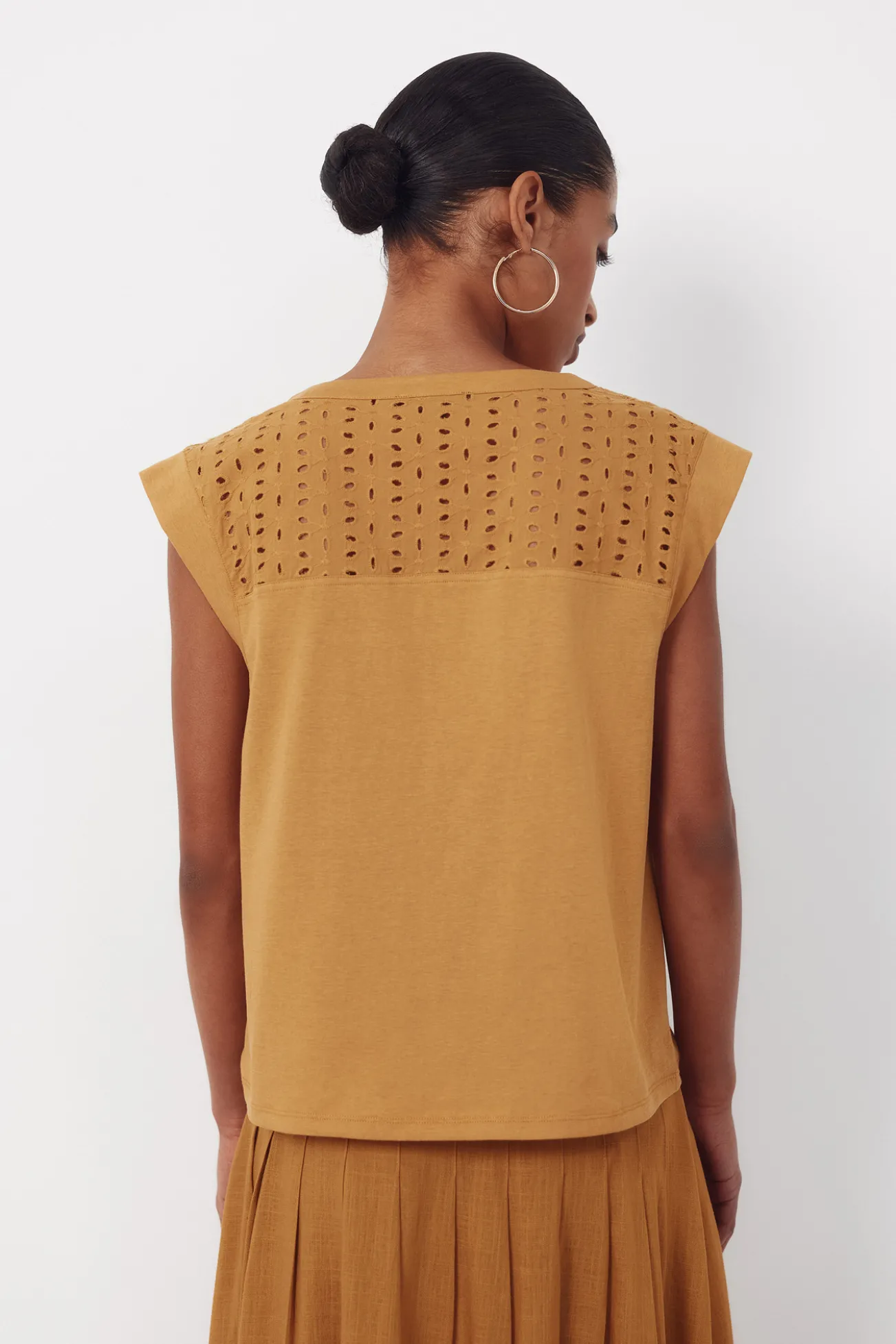 Camiseta canesú espalda bordado