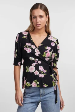 Camiseta con escote cruzado.