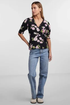 Camiseta con escote cruzado.