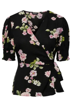Camiseta con escote cruzado.