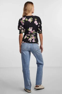 Camiseta con escote cruzado.