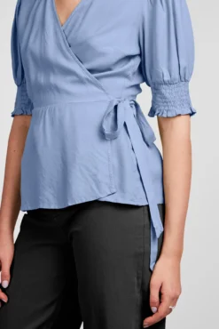 Camiseta con escote cruzado.