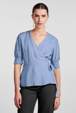 Camiseta con escote cruzado.