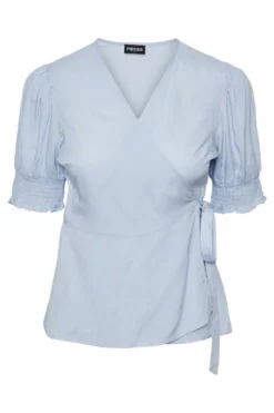 Camiseta con escote cruzado.