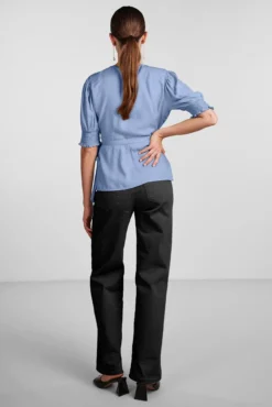 Camiseta con escote cruzado.
