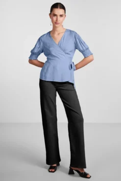 Camiseta con escote cruzado.