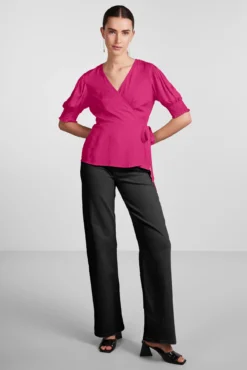 Camiseta con escote cruzado.