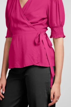 Camiseta con escote cruzado.