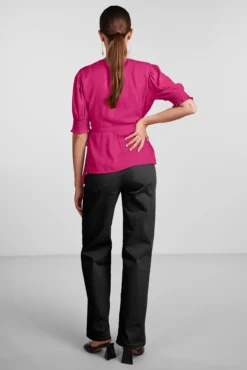 Camiseta con escote cruzado.