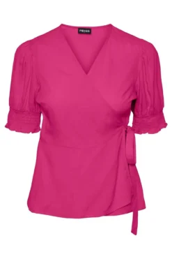 Camiseta con escote cruzado.