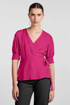 Camiseta con escote cruzado.